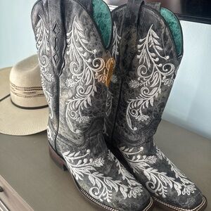 CORRAL LD BLK EMB SQ TOE GLOW IN THE DARK- A4162